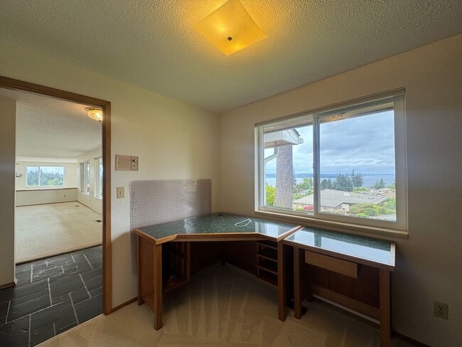 Building Photo - Stunning Three Bedroom With Amazing Views!