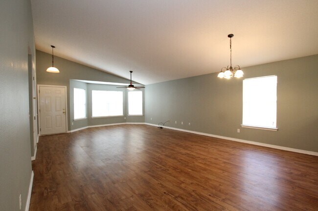 Foto del edificio - Spacious 3 Bedroom, 2 Bath Brick Home in Southwest Pensacola Near NAS & Beaches