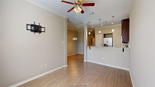 Foto del edificio - 2021 Harvey Mitchell Pkwy S