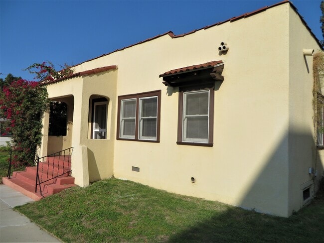 Building Photo - 323 W Glenoaks Blvd