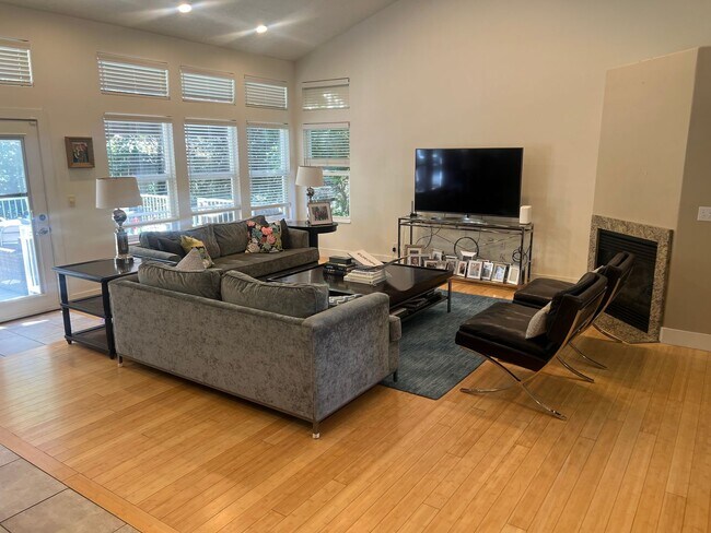 Foto del edificio - Spacious and Modern 5 Bed, 4 Bath Home