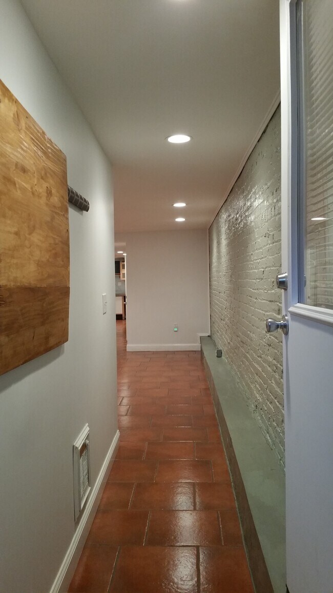 Building Photo - 909 Monroe St NW