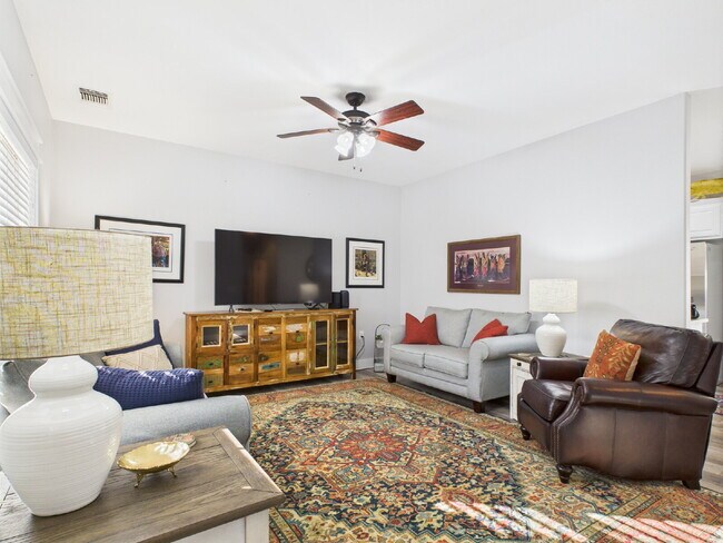 Building Photo - Centrally Located Furnished Home