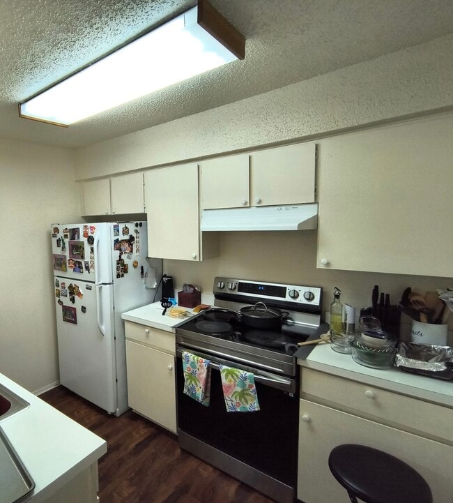 Building Photo - 6910 Hart Ln