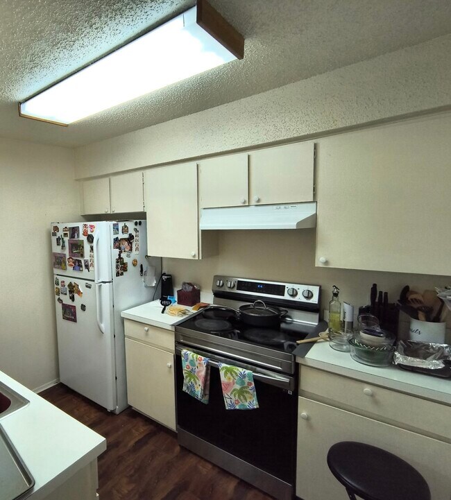 Building Photo - 6910 Hart Ln