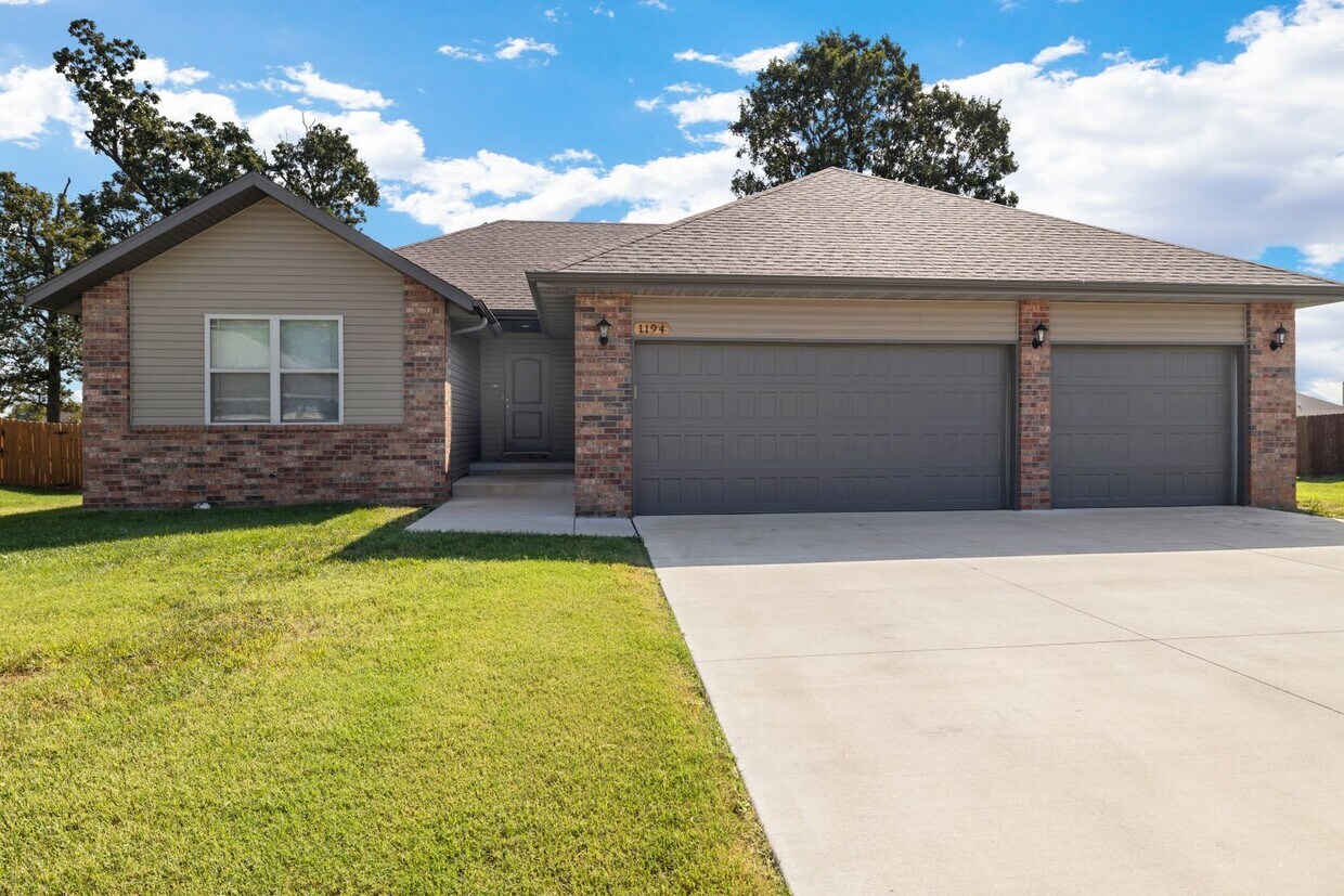Primary Photo - 4 Bedroom Home in Republic with fence!