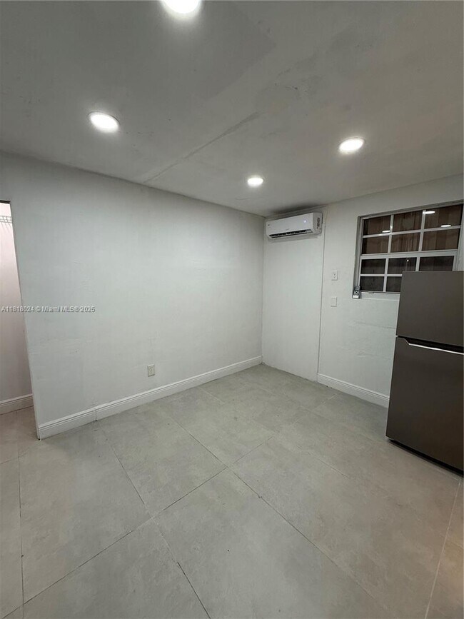 Foto del edificio - 4711 SW 27th St