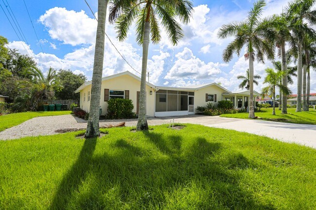 Foto del edificio - ** 3/2 NICELY FURNISHED HOME READY *** DOG...