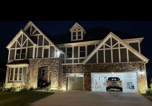 Building Photo - 16499 Beverly Dr