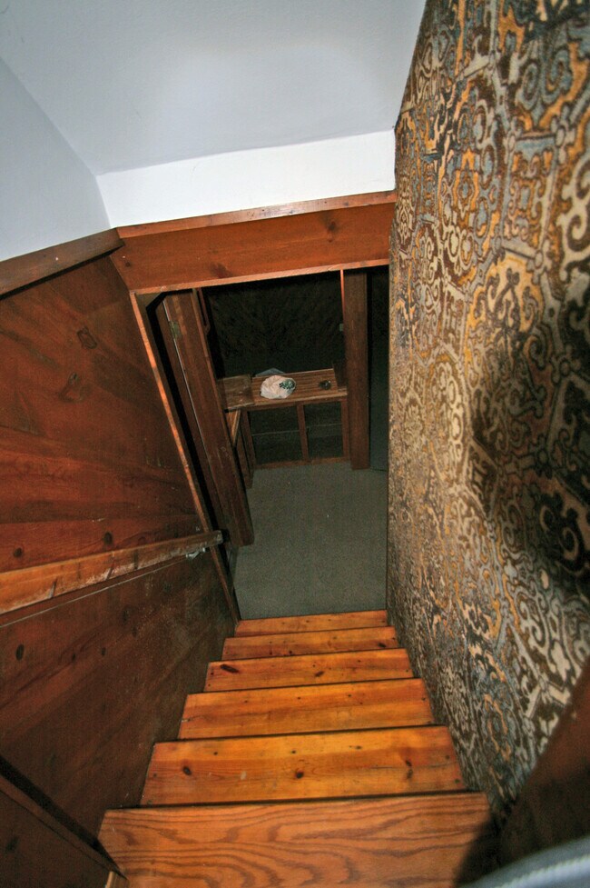 steps to lower level - 1438 Lakewood Dr