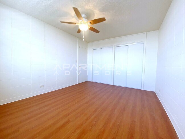 Building Photo - $500 1ST MONTH RENT SPECIAL | LARGE 1BD/1B...