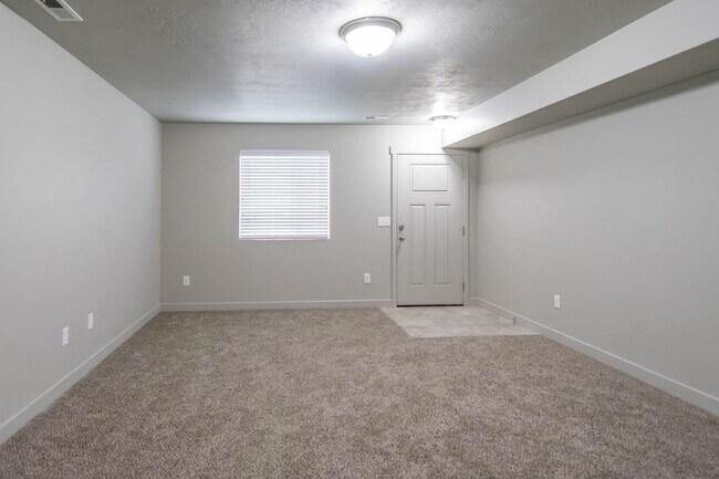 Foto del edificio - Gorgeous 3-Story Townhomes w/Finished Base...