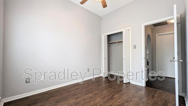 Foto del edificio - 1124 Westbury