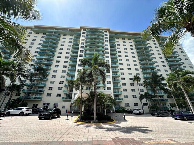 Foto del edificio - 19390 Collins Ave