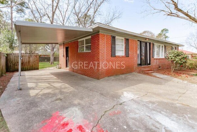 Building Photo - 3002 Grenada Dr