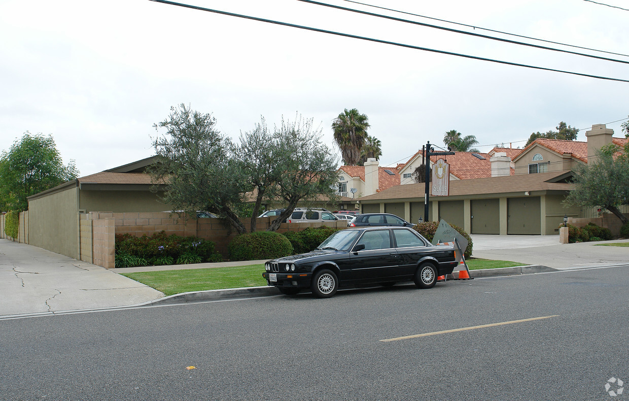 Building Photo - 2619 Santa Ana Ave
