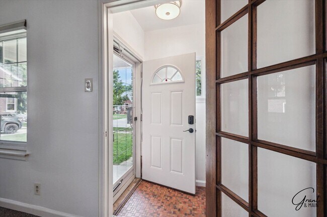 Building Photo - 3 bedroom - 1 bath - Lincoln Park - $1,400