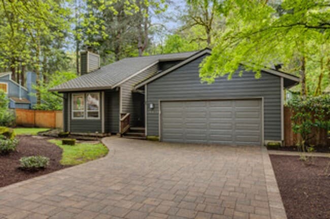Foto del edificio - Summer-Ready Living in Sought-After Bryant Woods!