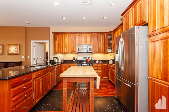 Building Photo - 4953 Oakton St