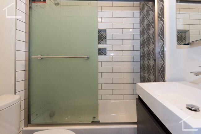 Foto del edificio - Nicely updated 2 bed right next to Berklee and the Prudential Center.