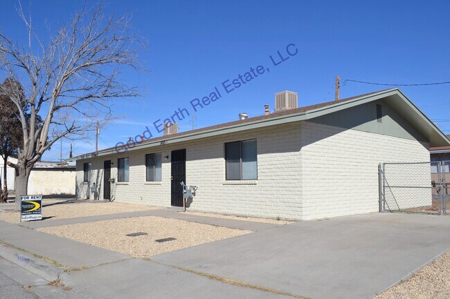 Building Photo - 1405 Almendra St