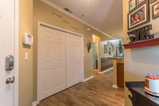 Building Photo - 8910 Executive Club Dr