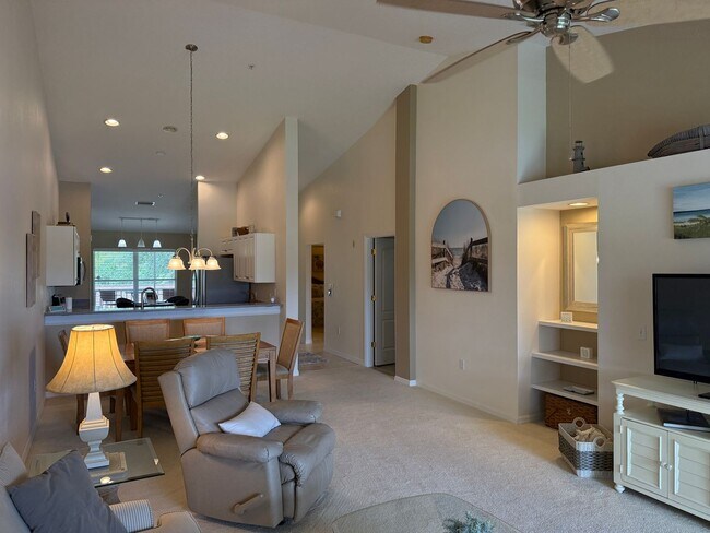 Foto del edificio - Lakeview 2 Bedroom 2 Bath Condo on Golf Co...