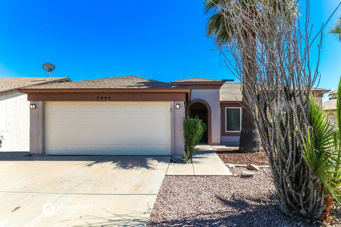 Foto principal - 7943 W Vermont Ave