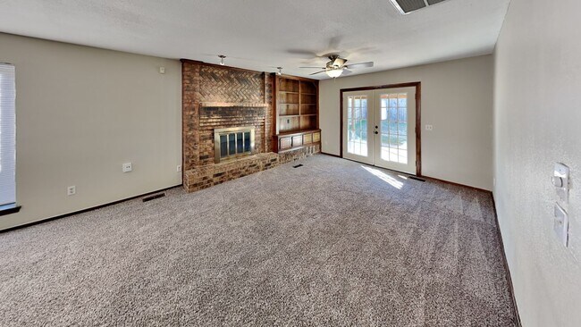 Building Photo - Lovely 3 Bedroom 2 Bath Home in Western Heights Schools