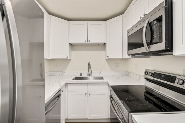 Foto del edificio - NEW, HIGH-END RENOVATED  1 bed / 1 bath at the Lydia in Ballard! In-Unit Laundry! 2 WEEKS FREE