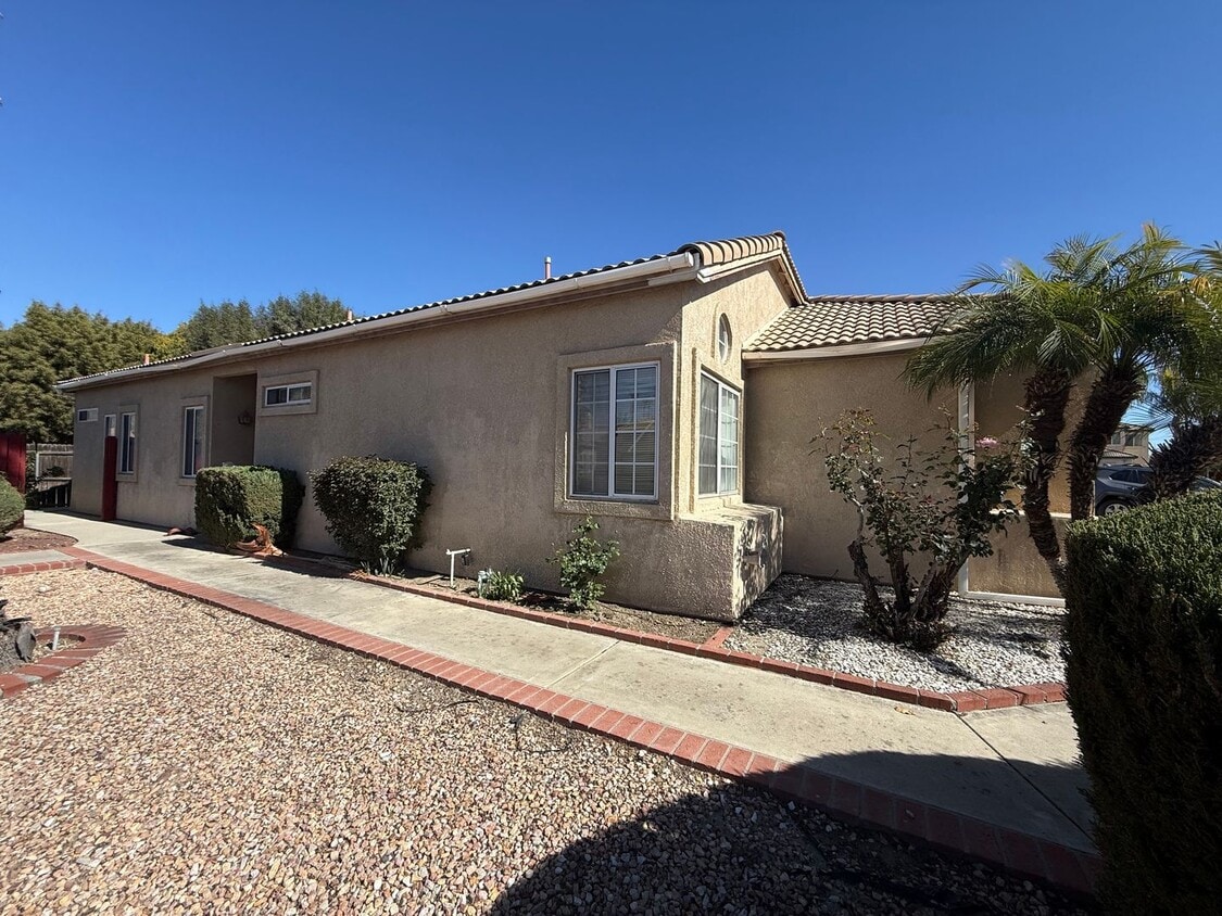 Foto del edificio - 585 Berkshire Ln
