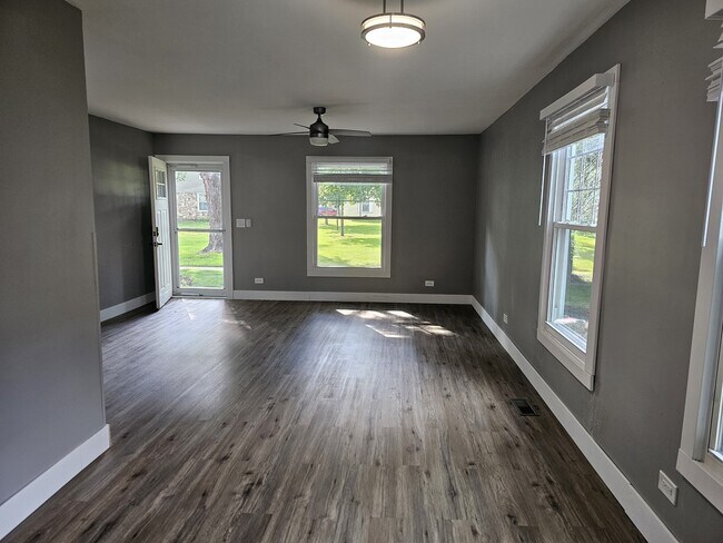 Foto del edificio - 350 Meadow Ct