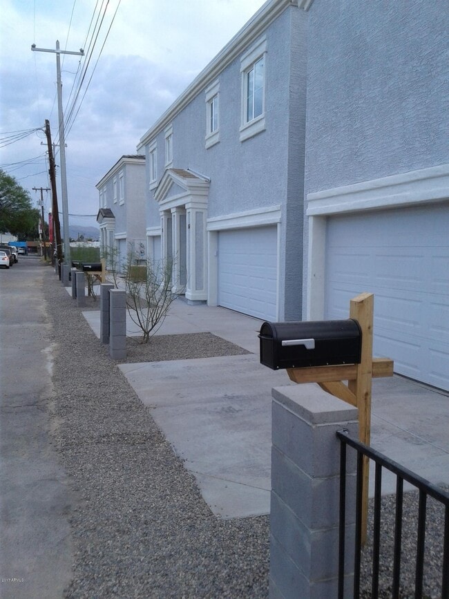 Foto del edificio - 1341 E Polk St