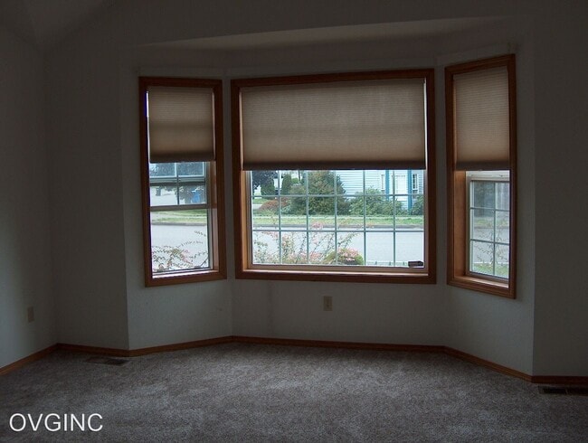 Building Photo - 3 br, 2.5 bath House - 6023 THORNBURY PL S.E.
