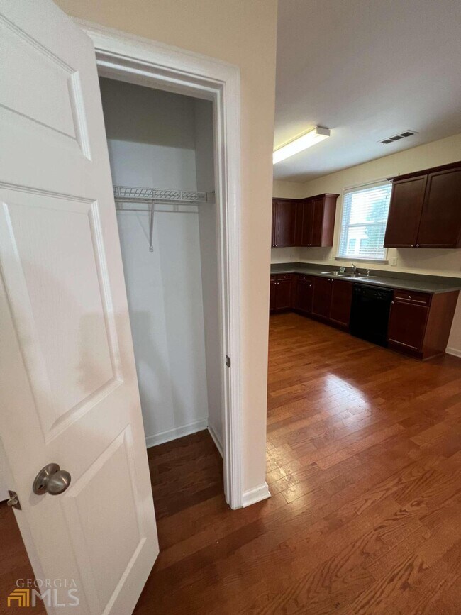 Foto del edificio - 5966 Haddon Pl SE