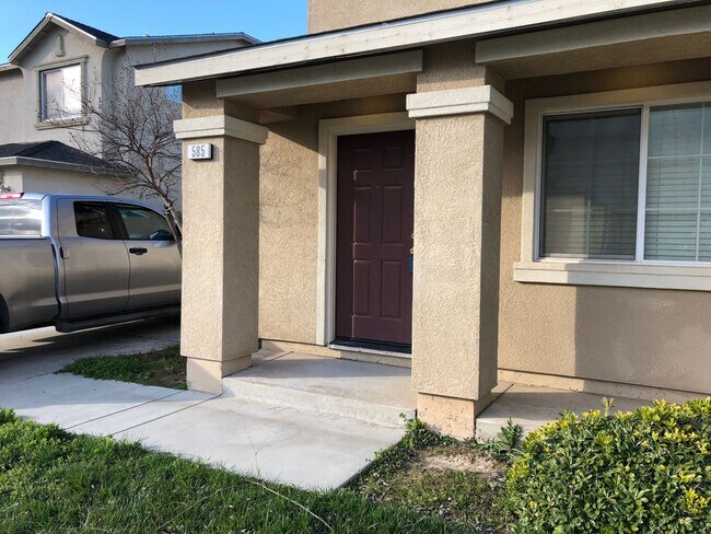 Foto del edificio - Three Bedroom Two Bathroom Two-Story Home for Rent