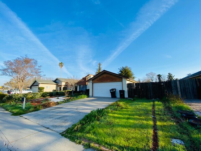 Building Photo - Cozy, Spacious & Super Clean Single Story ...