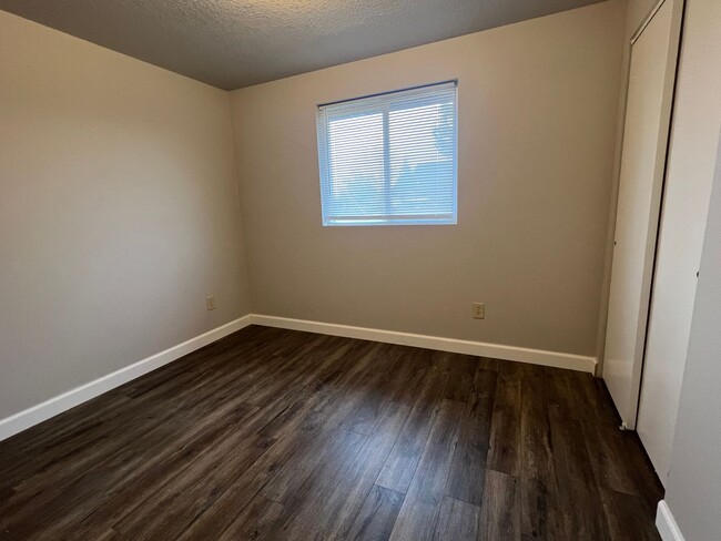 Building Photo - Single level home in Redmond!