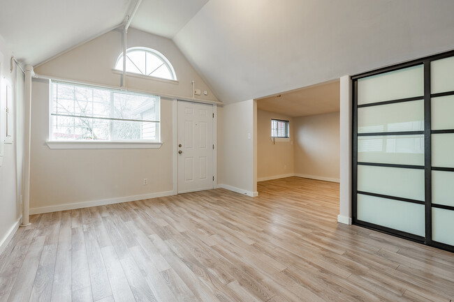 Main Living - loft ceilings - 916 Martin Luther King Jr Way S.