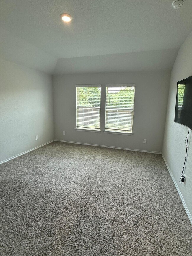 Building Photo - 112 Piping Rock Dr