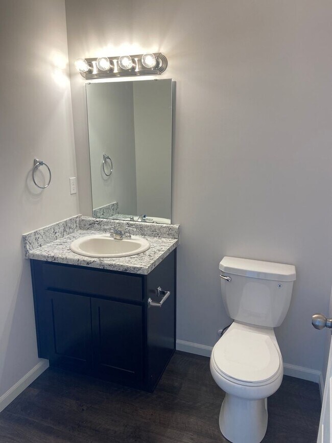 Foto del edificio - *Pre-leasing* Three Bedroom | Two and a Ha...