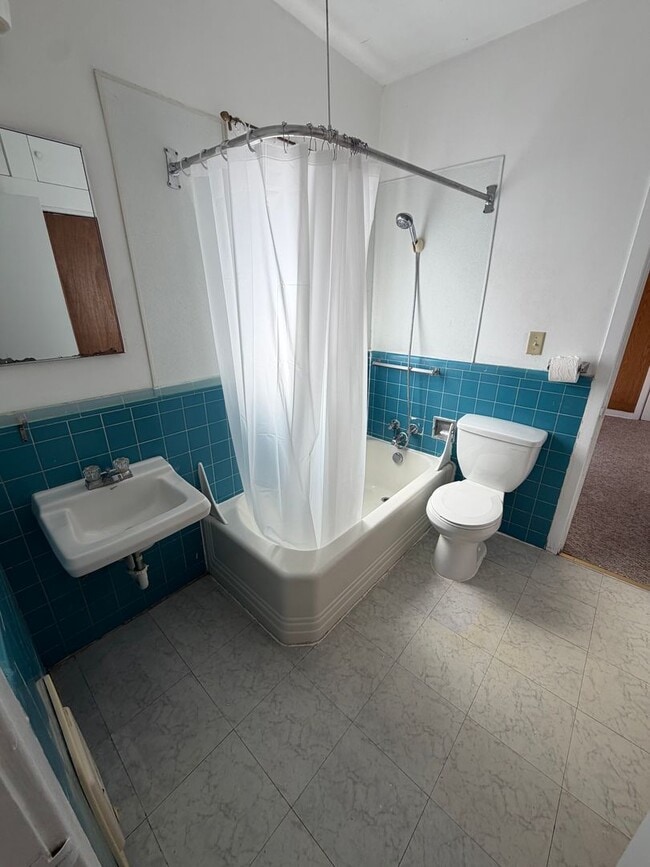 Building Photo - Super Cool Downtown Apartment!2 Bedroom, 1 Bathroom Apartment with Secure Entrance