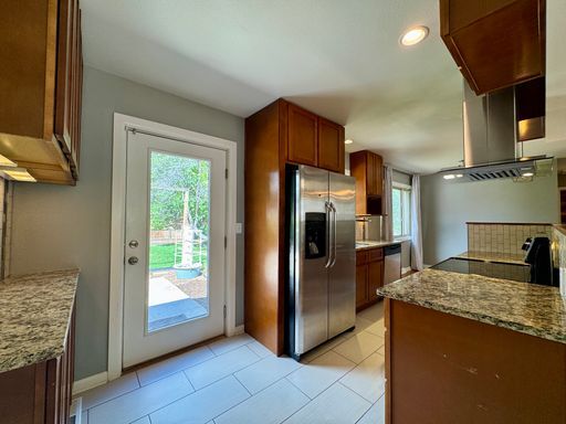 Building Photo - Large Single Family Home Available NOW!!