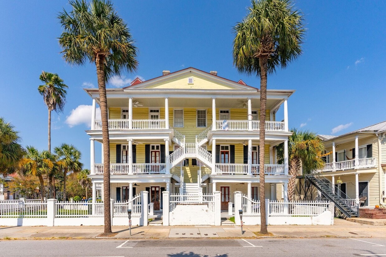 Primary Photo - Spacious Three Bedroom Apartment on Calhou...