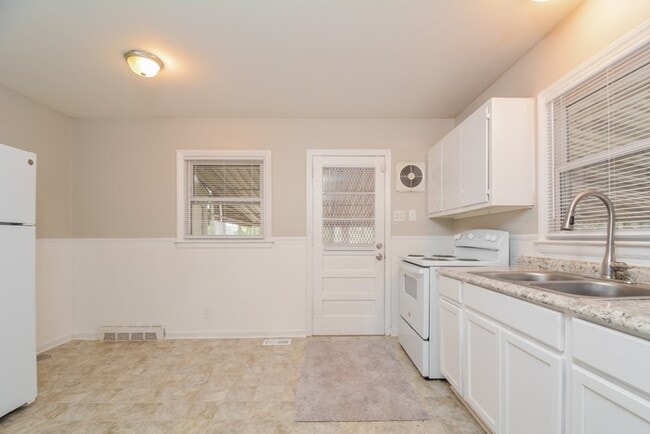 Building Photo - 927 S Plum St