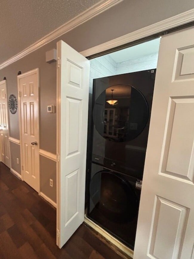 Building Photo - Woodbrier