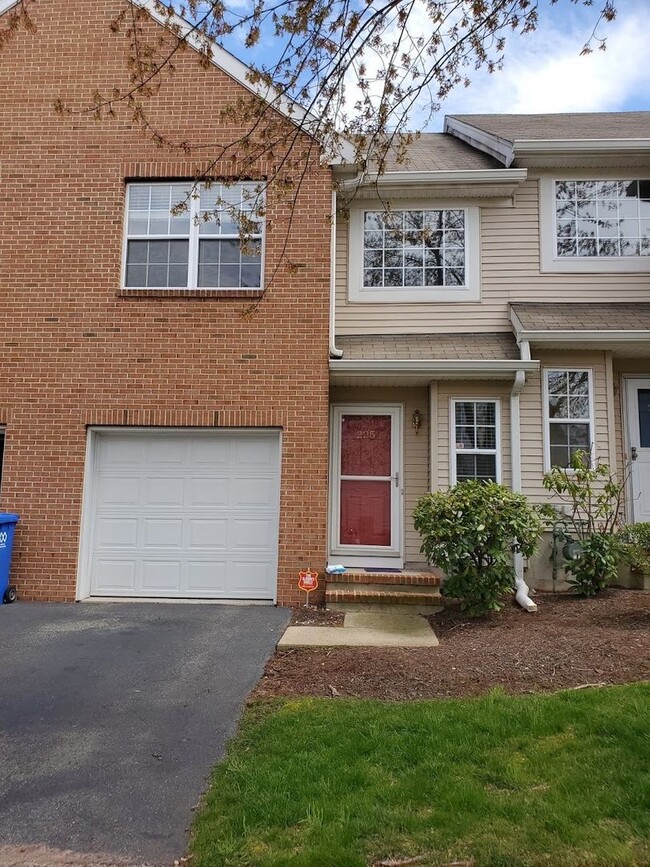 225 Hidden Woods Ct Piscataway Nj 08854 Townhome Rentals In