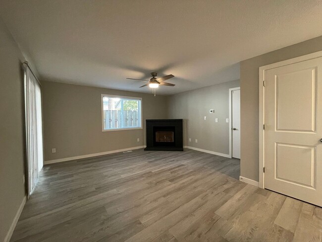 Building Photo - Beautiful Newly Renovated 3 Bedroom 2.5 Ba...