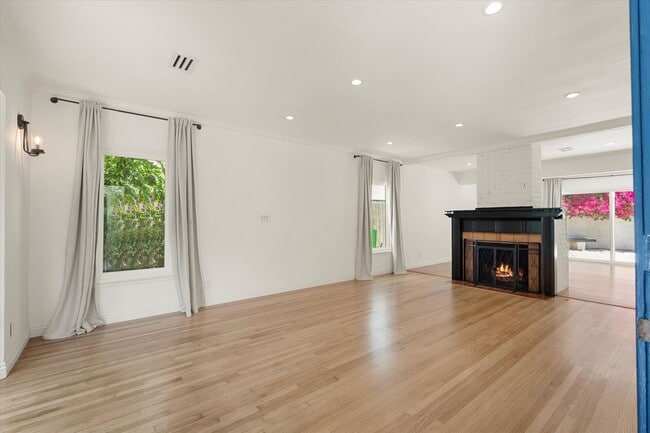 Building Photo - This beautifully updated 4-Bed, 2-Bath Hom...