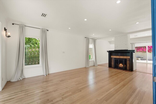Foto del edificio - This beautifully updated 4-Bed, 2-Bath Hom...